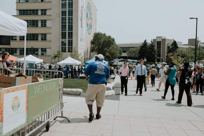 MilwDowntown's tweet image. Downtown employees: today's free lunch giveaway is @SchlitzPark at 11:45 am!

1,000 ginger chicken salad sandwiches @BrownBottleMKE 
1,000 bags of chips @BrownBottleMKE 
1,000 cookies from Schlitz Park Cafe 🍪
#IWorkDowntownMKE