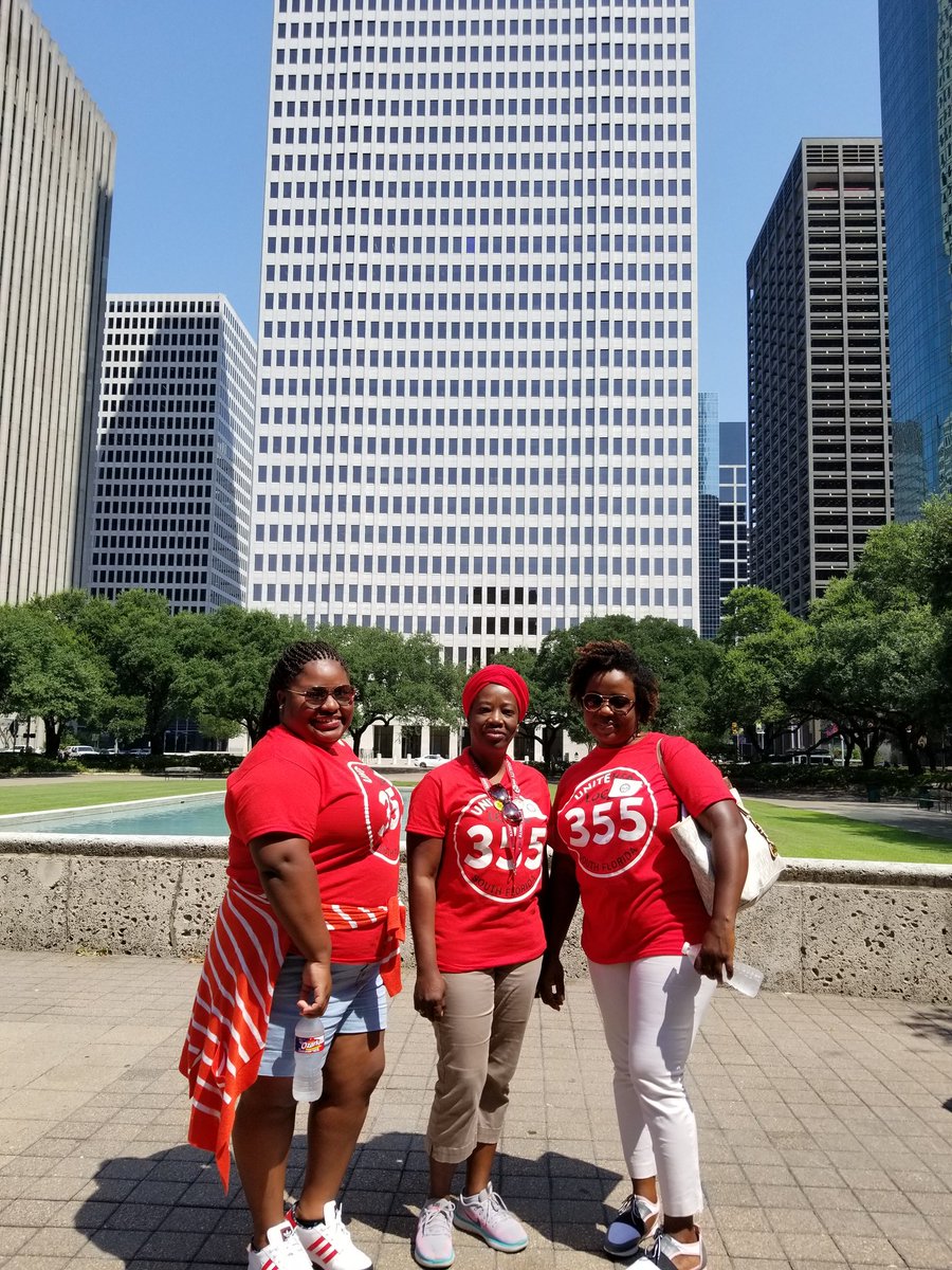 RomanePetit17's tweet photo. .#Local355 Team in Houston to support brothers and Sisters working at United Airlines #UnitedDoesntCare. #unitehere https://t.co/0IJHwtWpaI