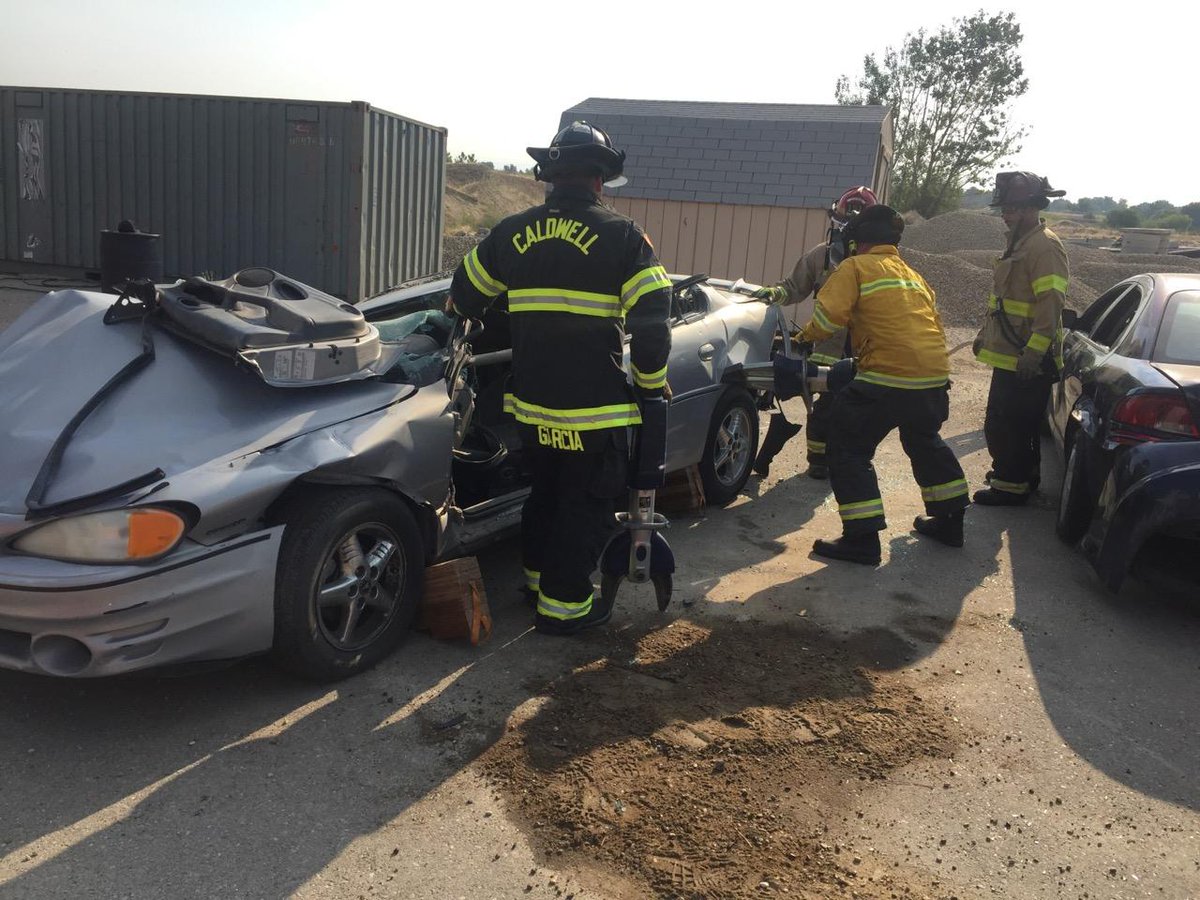 Local1821Pres's tweet image. Extraction refresher in the morning helped the actual extraction in the afternoon. #hursttools #iaff #local1821