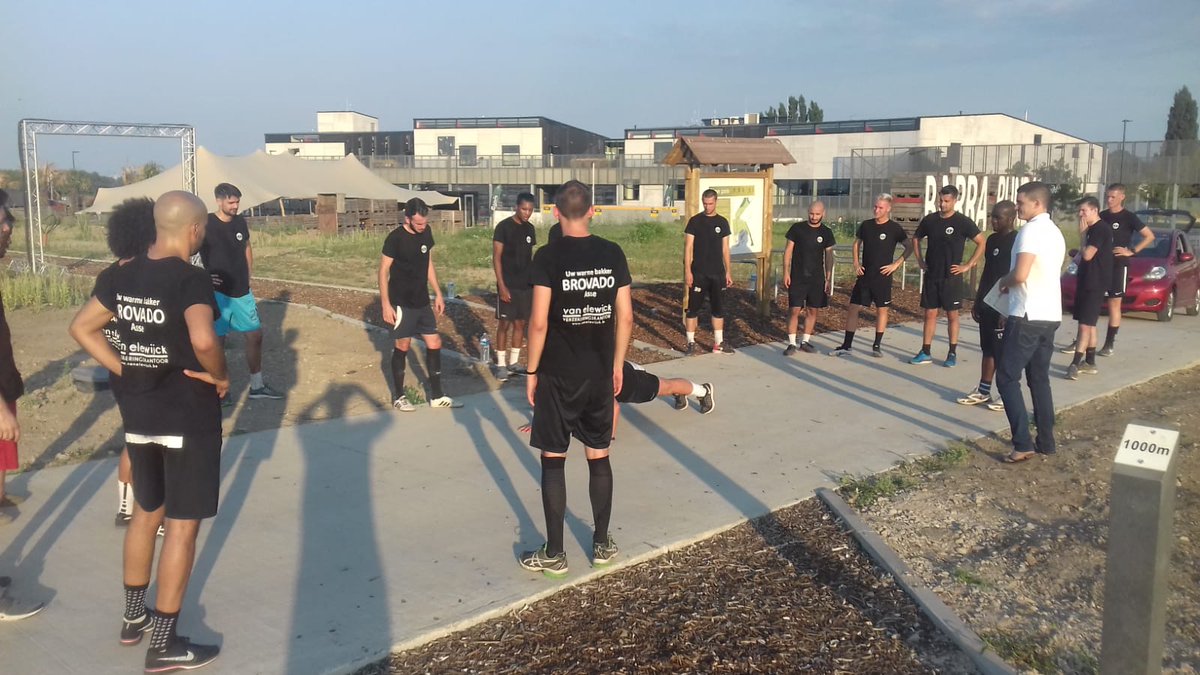 asse_fc's tweet photo. Asse-Zellik 2002 hernam sinds deze week de trainingen en vliegt er meteen hard in. Deze week oefenmatchen versus @eendrachthoutem (vanavond), #Toekomstrelegem (donderdag), #WezenbeekOppem (vrijdag) en de galamatch tegen @RWDMolenbeek / @OfficialRWDM (zaterdag). https://t.co/thU8M9NCNj