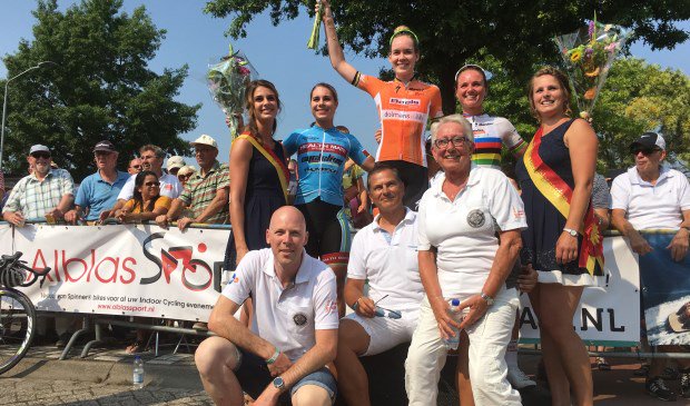 KlaroenNL's tweet photo. Anna van der Breggen wint Paardenmarktronde in Alblasserdam -  https://t.co/ai2EVVEvnt https://t.co/9nw5nUhcTB