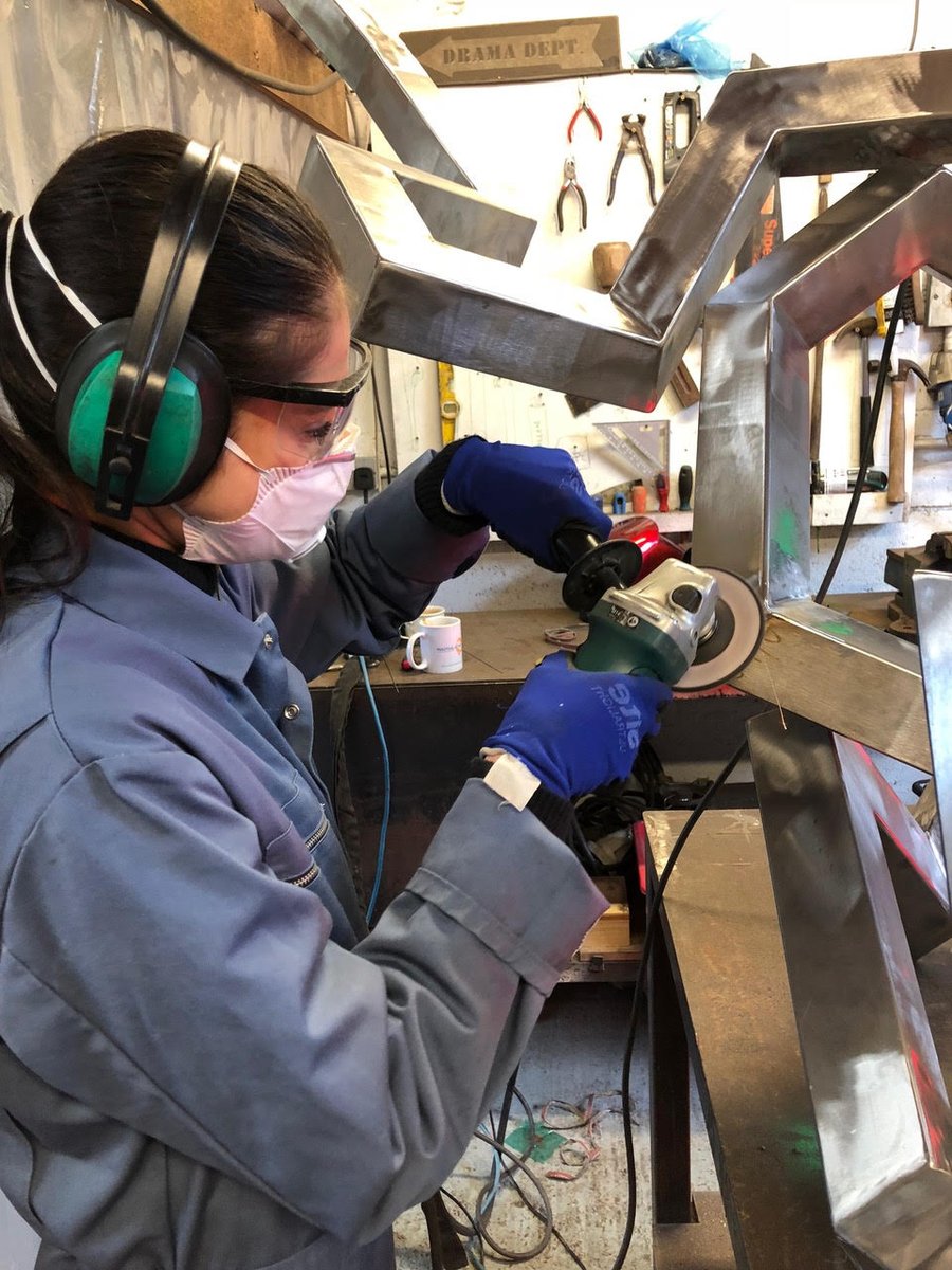 PMSA_Sculpture's tweet photo. GRADS! WHO will be mentored in our #PMSAmentoring 2019? WHO will be their MENTOR? Students can APPLY SOON! OUR 2018 Student is @learosekara #BA #BathSpa HERE she is in ACTION with her great #PMSAmentor '@jrewild VPRSS "I've learnt so much Lea" told us #PMSAeducation https://t.co/54pAtEOhzP
