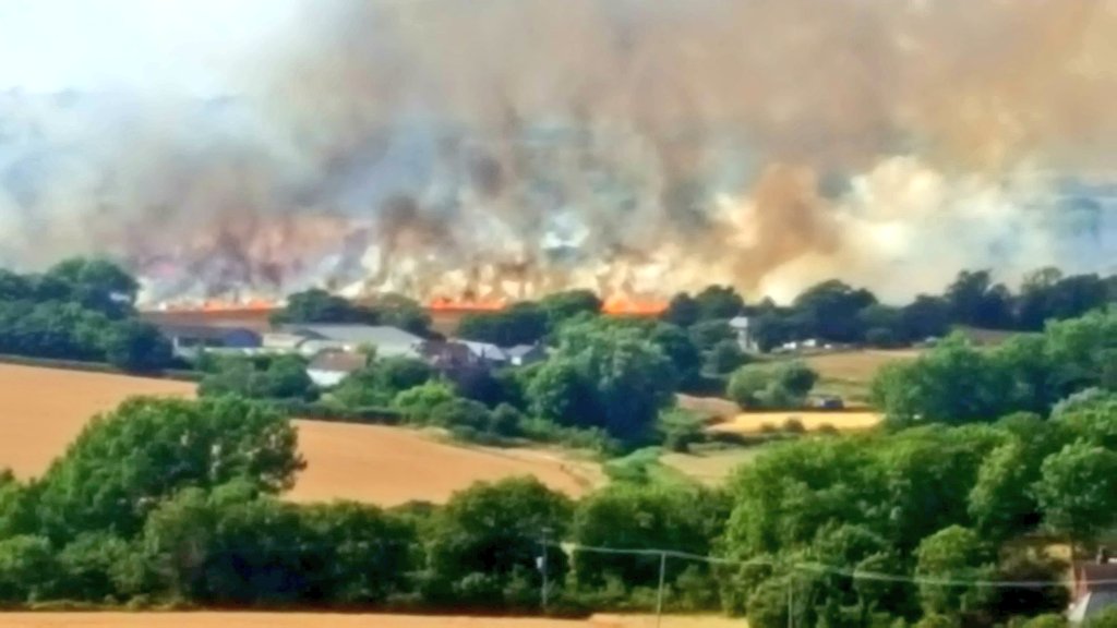 Fire in East Sussex near Alfriston now heading towards farmers house and Drusillas Zoo.... #farmers take care <a href="/FarmersWeekly/">Farmers Weekly</a> <a href="/SouthEastFarmer/">South East Farmer & Farm Machinery</a> <a href="/FarmersGuardian/">Farmers Guardian</a>