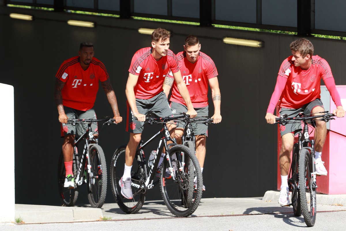 FCBayernEN's tweet photo. Welcome to Säbener Street, Leon #Goretzka! 🔴⚪👍 #FCBayern #MiaSanMia https://t.co/MIS44dPcsd