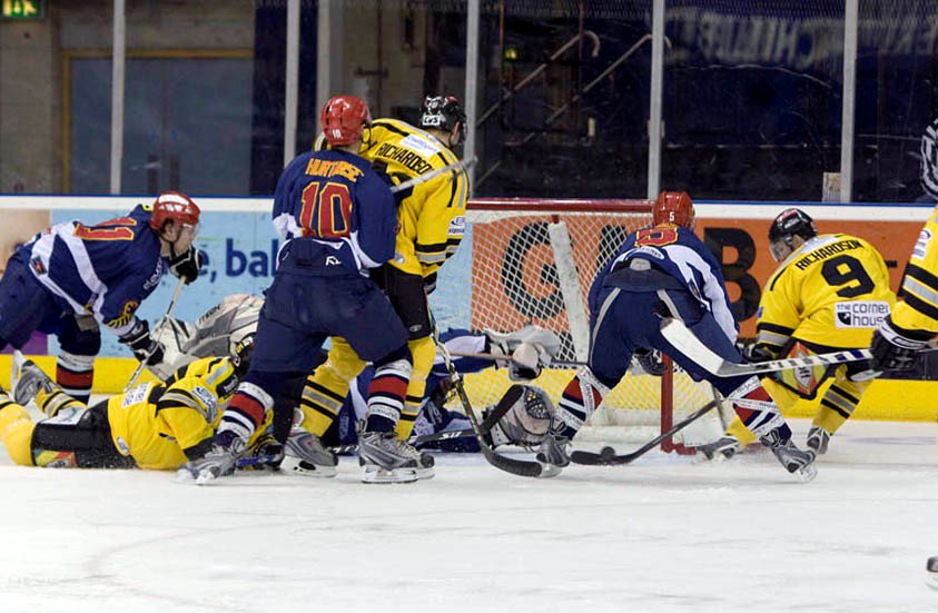 NOTTINGHAM PANTHERS 🏒🏒  | Motorpoint is giving away two pairs of tickets in our Private Suite for the <a href="/PanthersIHC/">Nottingham Panthers</a> v <a href="/Eisloewen/">Dresdner Eislöwen</a> pre-season friendly on Saturday, August 18 <a href="/nottinghamarena/">Motorpoint Arena Nottingham</a>. Simply RT for a chance to WIN! Winners announced tomorrow! #goodluck #inittowinit