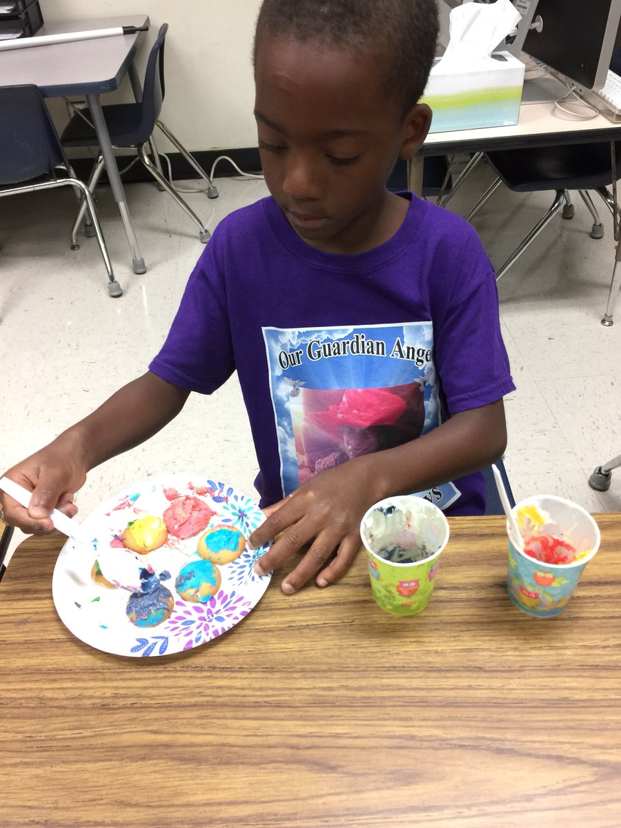 Mrs_Fuselier's tweet photo. Color wheel fun with cookies! #BeasleyPride https://t.co/n4JQ4hp7jA