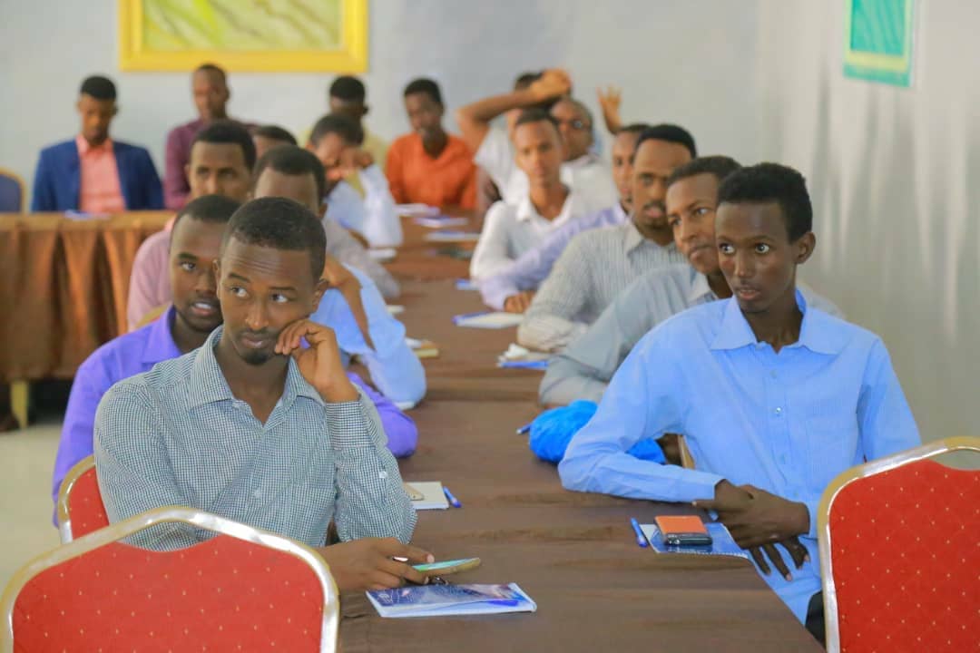 BashiirSuuley's tweet photo. Dhallinyarada Madasha Nabadda ee #Gaalkacyo ayaa qabtay kulan ay isugu yimaadeen dhallinyarada labada dhinac ee magaaladu.
#Samwade
#Gaalkacyo https://t.co/4sthNRzhFk