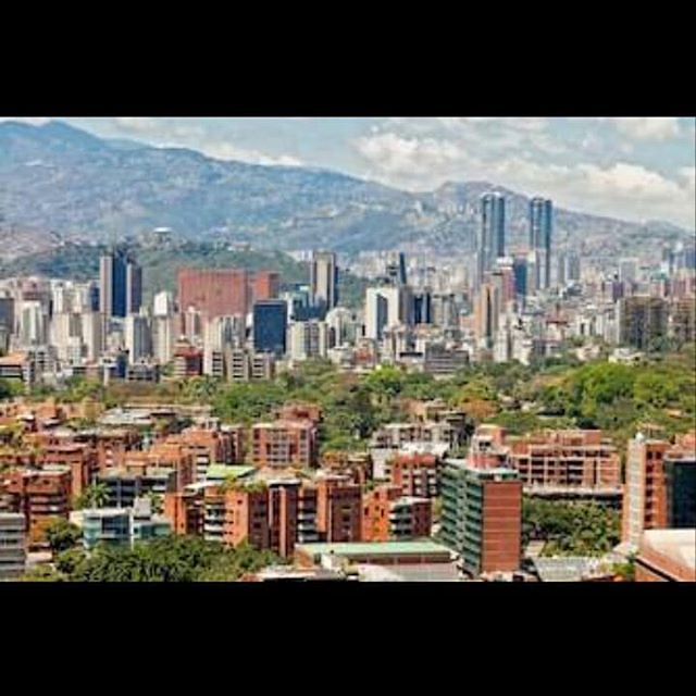 richardjardim's tweet photo. #Caracas la ciudad donde nací, crecí y pasé la mayor parte de mi vida, hoy cumples 451 años. Eres una ciudad de grandes contrastes, siempre peligrosa pero quien te conoce sabe encontrar la belleza que todavía escondes. En este tiempo fuera no hay dia en … https://t.co/L7I4iSexod https://t.co/iRcUUyb2Ms
