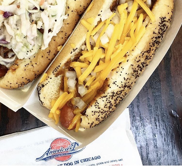 SpringRewards's tweet photo. The Milwaukee, Santa Fe &amp; Dallas dog from @AmericasDandB. Did you know the menu at this family-owned chain also boasts 18 different 'city dogs' from around the United States? https://t.co/CY2dootIIz