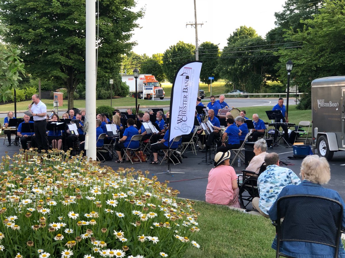 SunriseSrLiving's tweet photo. Sunrise of Westtown, PA, hosted the West Chester Community Concert Band for an outdoor show! #LiveWithMelody https://t.co/3ICKUFqg20 https://t.co/L9RuLxoyWx