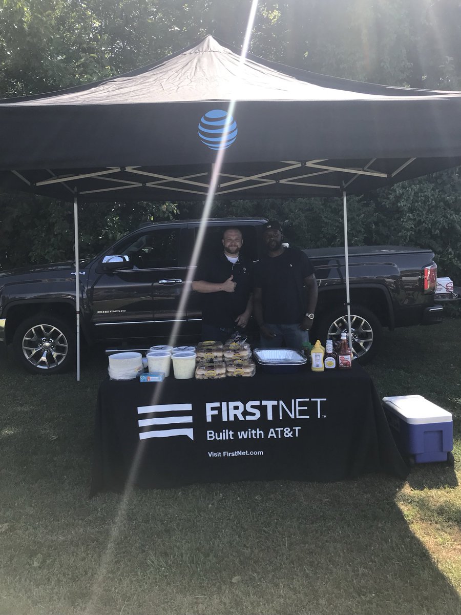 Brian_B1906's tweet photo. Thanks to @AndrewJHalley for helping coordinate a BBQ for first responders at the Florissant PD.  @JCollier33 @gwwinn6 @Awaggs22 @woolverton_b @2pitt2quit @only_b1_byrd.  #MidStatesProud #PowerCentral https://t.co/XO6mOqADur