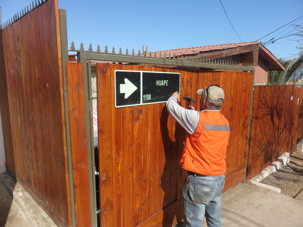 ImaTransito's tweet photo. Nuestro equipo del taller continua colocando placas con nombre de calles en Coviefi! https://t.co/GpxXPeB5O9