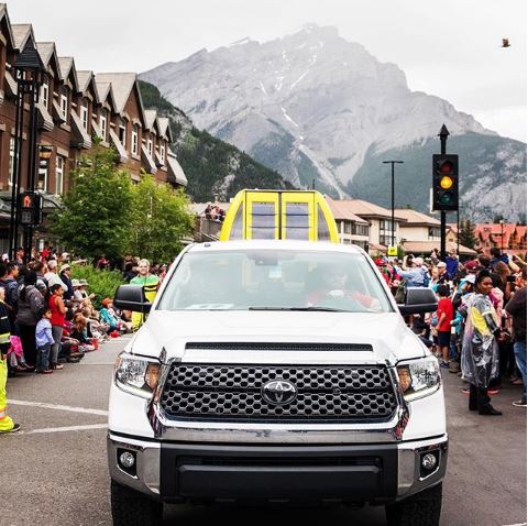 PrairieToyota's tweet photo. Since itโs both #FrontendFriday & #FlashbackFriday here is the mountain conquering, ruggedly designed Toyota Tundra driven by @sunshinevillage, during the #CanadaDay parade in Banff, AB.
#MyPrairieToyota #ToyotaTundra #BuiltForThePrairies https://t.co/fIJDXAiTcw