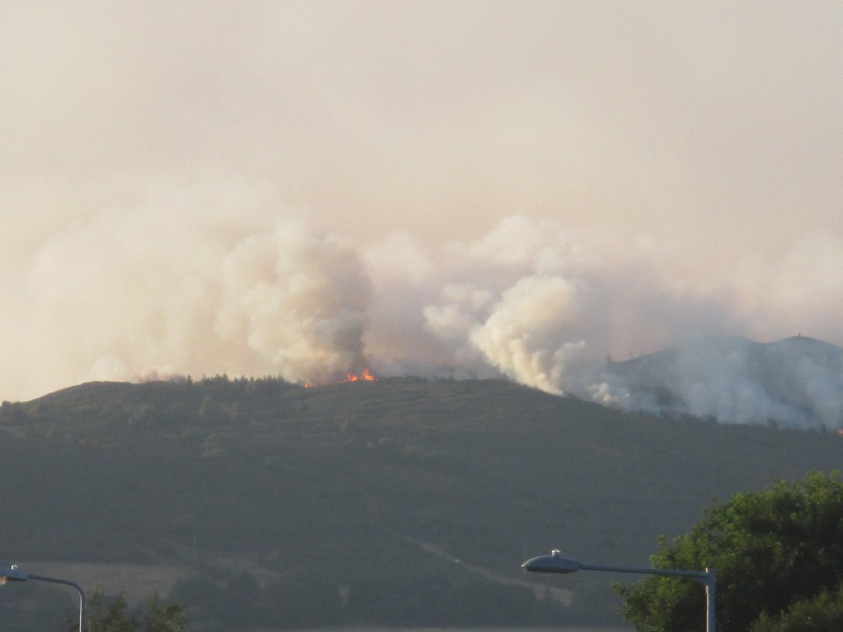 Letit1a's tweet photo. Bray Head ablaze still at 20.45, helicopters forced to suspend dropping water while folk think using drones in the area is a good idea.....doh #respectemergencyservices https://t.co/K1WXfF6MF2
