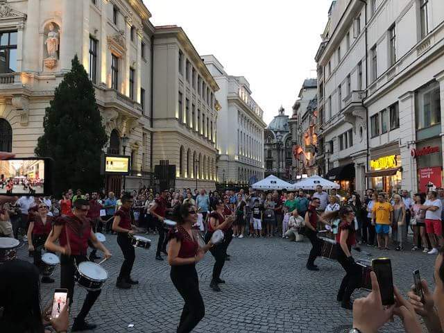 Festivalul Internațional de Teatru de Stradă ”B-FIT in the Street!”, revine în Capitală. Pauză de 3 ani de când nu a mai activat în București. Foto: Tw/@dumicf