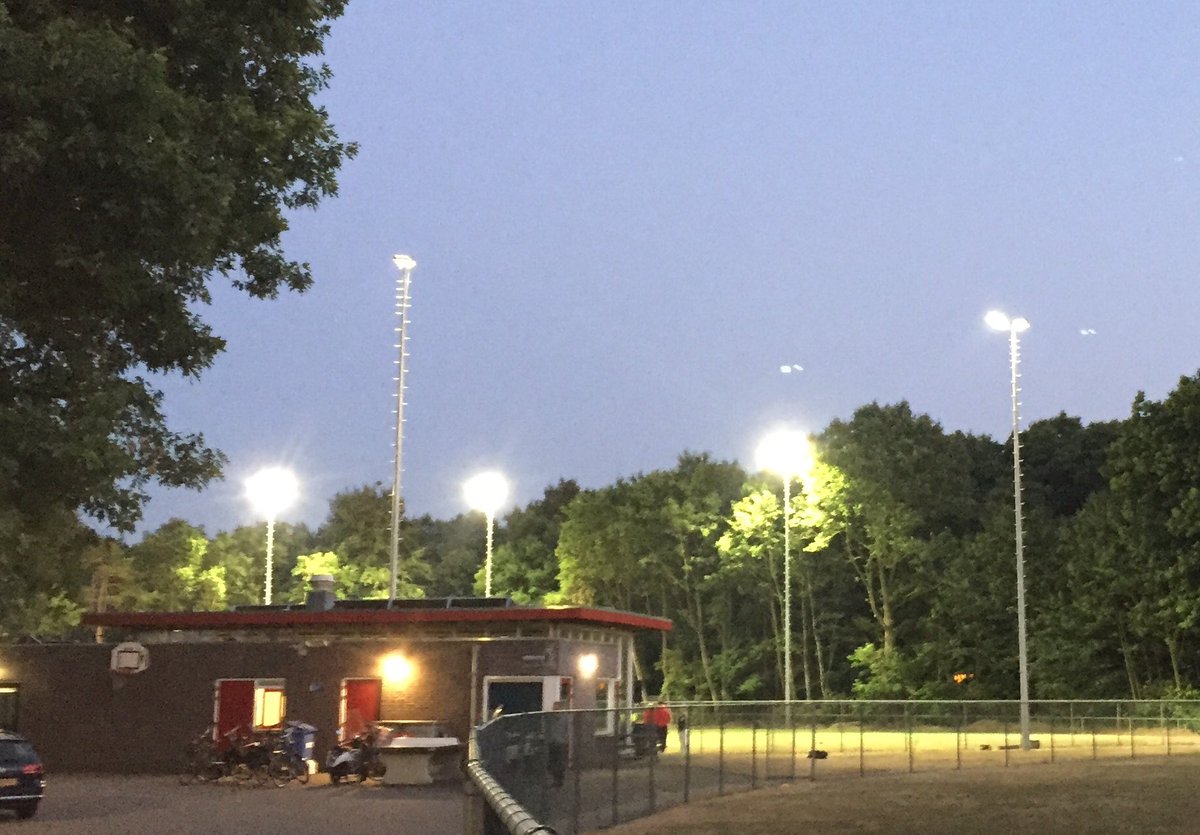 Feestelijke ingebruikname Led-veldverlichting <a href="/Knickerbockers/">Knickerbockers</a> #soest #SportFederatieSoest.