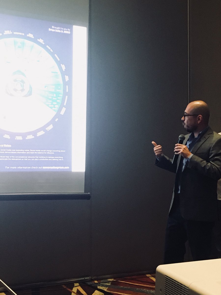 EntixNegocios's tweet photo. El taller de #marketingdigital con Eliezer Enríquez de @soydifraxion en #entix2018. https://t.co/YbS7nH6wGn