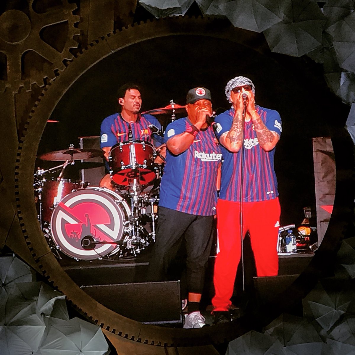 3CatCultura's tweet image. Així, vestits del Barça es presenten Prophets of Rage, ara en directe a iCat des del @cruillabcn 
La ràbia de Rage Against the Machine, Cypress Hill i Public Enemy unides en un supergrup devastador.
#prophetsofrage #cruilla2018  @prophetsofrage