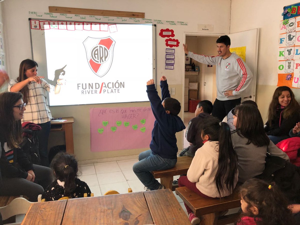 FundacionRiver's tweet photo. ¡Todo comienza con un gesto de amor!
Los chicos de #TomandoValor de Villa de Mayo recibieron su primer taller mensual de valores. Y, como no podía ser de otra manera, el protagonista fue el #Amor. 
¡Gracias @tinchoportillo por acompañarnos!
#FomentandoValores https://t.co/n1lmwXFLcz