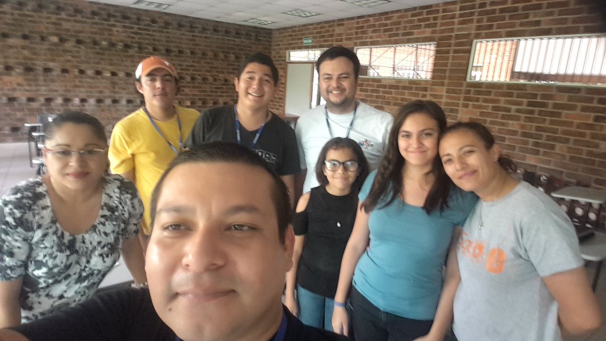 berroteranlkf's tweet photo. Asistentes a mi charla de Icaro del proyecto #fedora: "Robótica educativa con #hardwareLibre y #softwarelibre" en el 10mo encuentro centroamericano del software libre #roboticaro #ECSL2018 @FedoraNi https://t.co/CpYc41sg3O