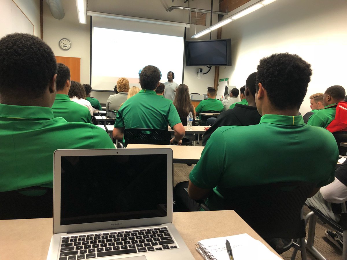 OregonSSA's tweet photo. Got a group of freshmen working with @thedeanbruce to find their why. #DucksGoPro #CIS199 https://t.co/7bNopQqjCO