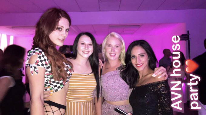 Watch Layla Love's leaked NSFW photo on TwXstars