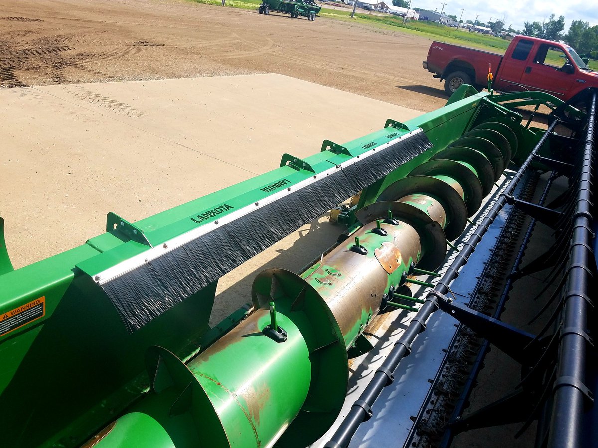 LankotaRobbie's tweet photo. One of our newer kits that work exceptionally well. Prevent build up on the feeder house and helps prevent crop loss. Fits most JD rigid and flex heads. Even most pickup and corn heads!! #Johndeere #Lankota #harvest18 #brushkit https://t.co/WK2eolf64u