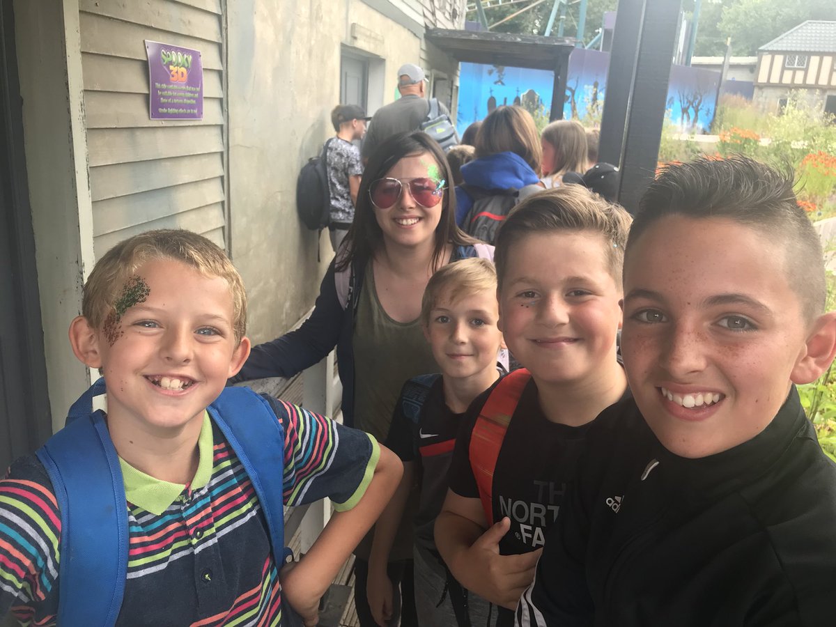 Year6StJos's tweet photo. Few more pictures #glitter #diolchmrsgrist https://t.co/vk5moJVtzk