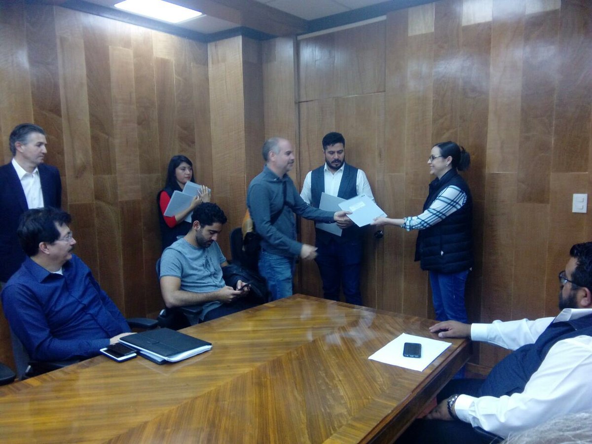 Con la finalidad de transparentar los trámites administrativos, la <a href="/DelCuauhtemoc/">Cuauhtémoc Del Moral</a> realizó la entrega personal de: 
🖇13 Cédulas en Mercados Públicos
🖇 35 Revalidaciones de licencias de funcionamiento 
🖇 8 Manifestaciones de obra tipo B 
🖇 4 terminaciones de obra