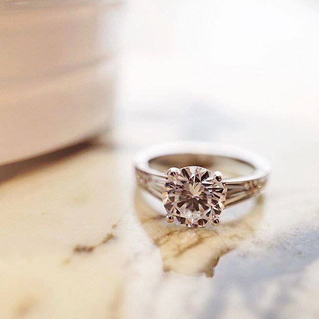 Elegance, defined. 💫  #SimonG

Featured Style: MR2219