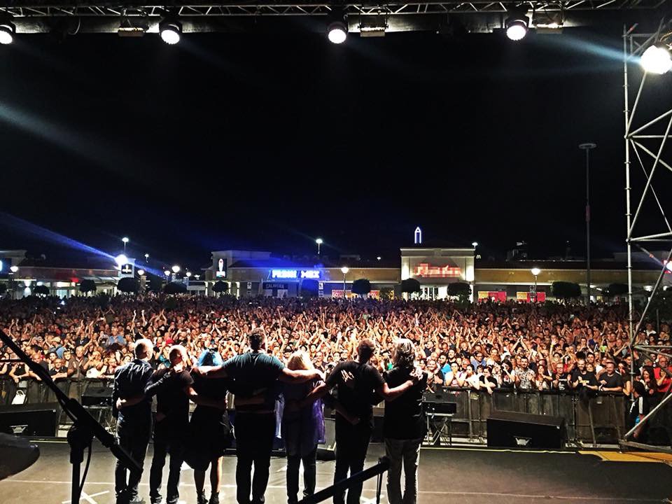 LoredanaBerte's tweet photo. Eravate in tantissimi…Grazie Fiumicino!!! 😉👏👏👏 #aspettandolalbum #amichesi #nontidicono #bluehair #live #fiumicino #concert #musicaitaliana #summerconcert #livemusic https://t.co/0yUK6Iys83