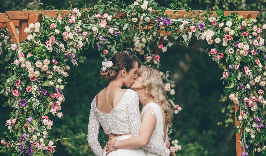 Inside this couple's home-held flower-filled #wedding party: ow.ly/gdga30k1NZg