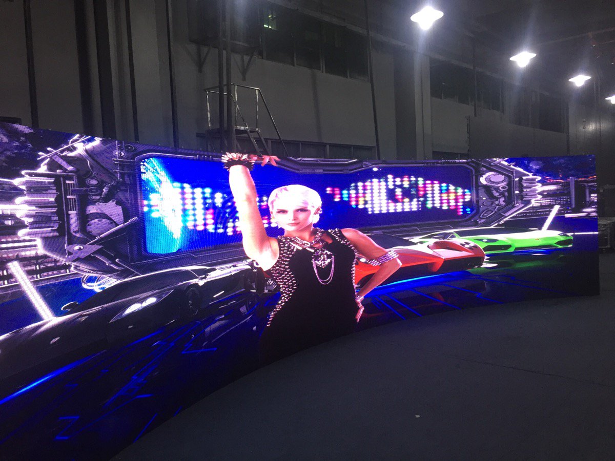 Pallaslcd's tweet photo. Curves are beautiful! Testing of a bespoke, smooth video wall designed and built for the Greenwich Peninsula Project. #LEDvideowalls #LEDvideodisplays https://t.co/XtKOJBFEXa