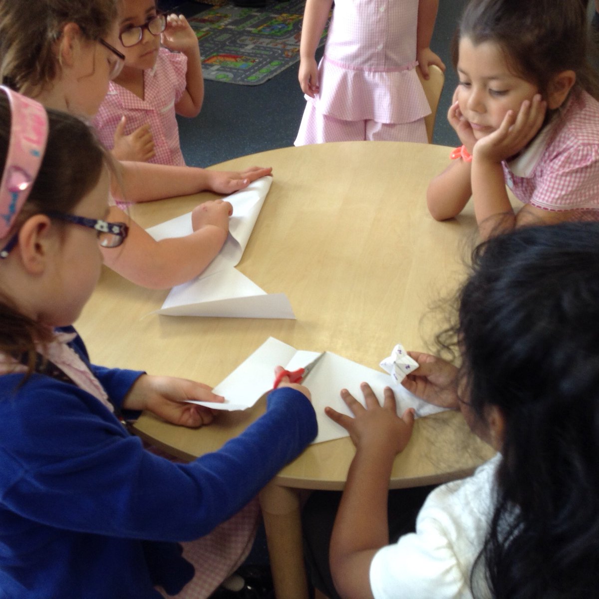 SAWAcademy's tweet image. Excellent collaborative learning in Foundation today as Year one children took on a mentor role to teach Foundation children how to make chatterboxes! #learningmentors #collaboration #teamworkmakesthedreamwork