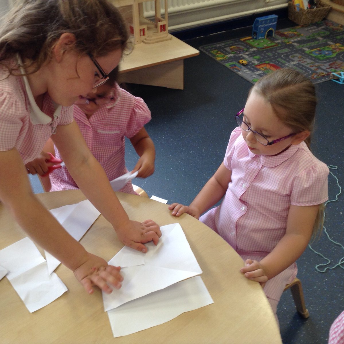 SAWAcademy's tweet image. Excellent collaborative learning in Foundation today as Year one children took on a mentor role to teach Foundation children how to make chatterboxes! #learningmentors #collaboration #teamworkmakesthedreamwork