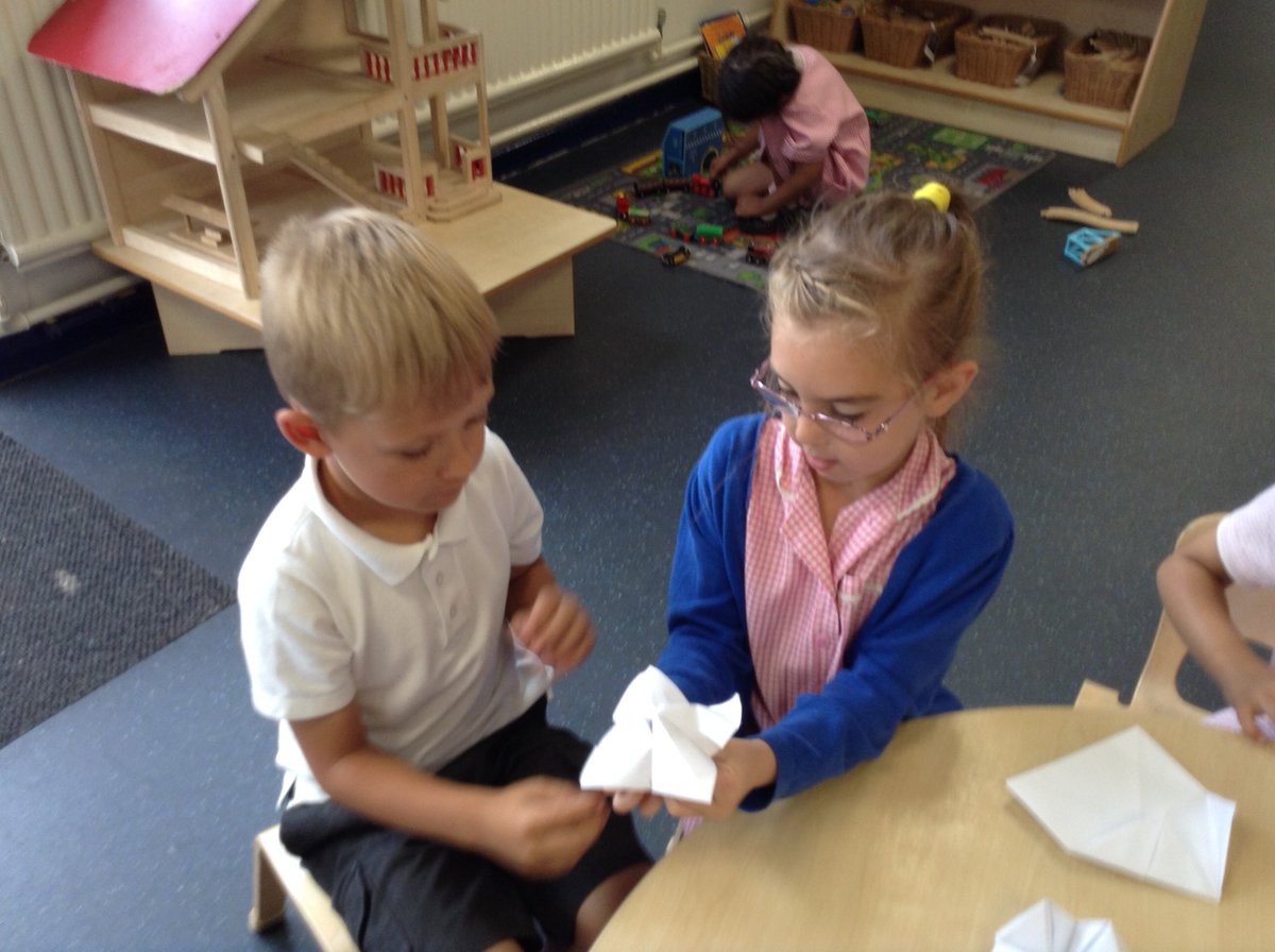 SAWAcademy's tweet image. Excellent collaborative learning in Foundation today as Year one children took on a mentor role to teach Foundation children how to make chatterboxes! #learningmentors #collaboration #teamworkmakesthedreamwork