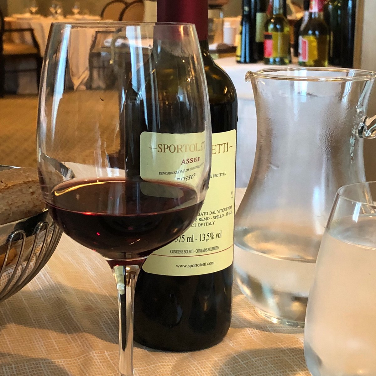 GroovyMayor's tweet photo. Cheers from Perugia 🇮🇹 🍷

#Cheers #Perugia #Italy #Italia #Lunch #RedWine #LocalWine #PerugiaPlazaHotel #Water #UmbriaJazz2018 #LifeWithTheMayor https://t.co/2ZQQ4tJl0B