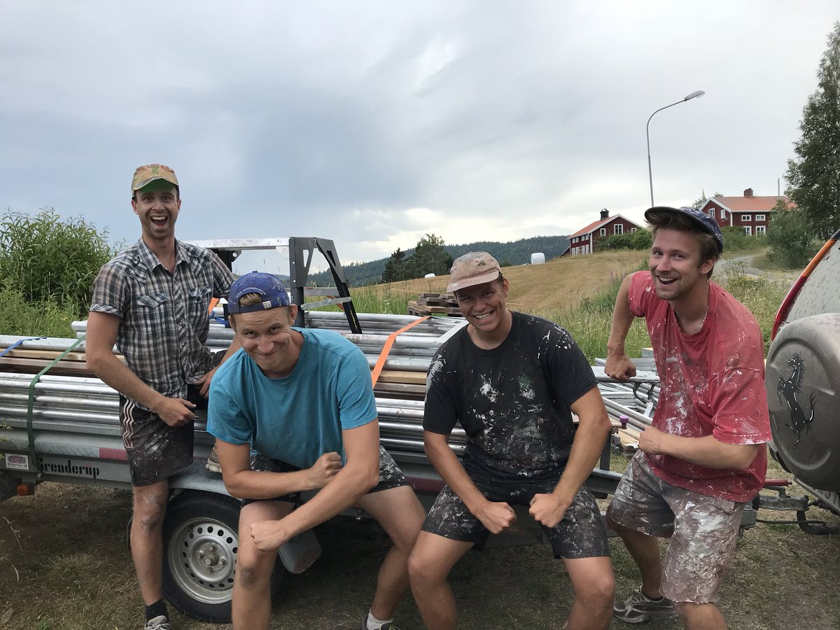 Fasadmalarna's tweet photo. Det är med gråten i halsen som årets team nu tackar för sig, men oroa er inte. Även om arbetet och glädjen känns långt borta, håll ut, det är närmare än man kan tro. 😣😭👷‍♂️🙂 #måla #målning #ÄktaLenedeJagLovar #PizzaLagegRunt #Vallen https://t.co/aR6vfgHOwE