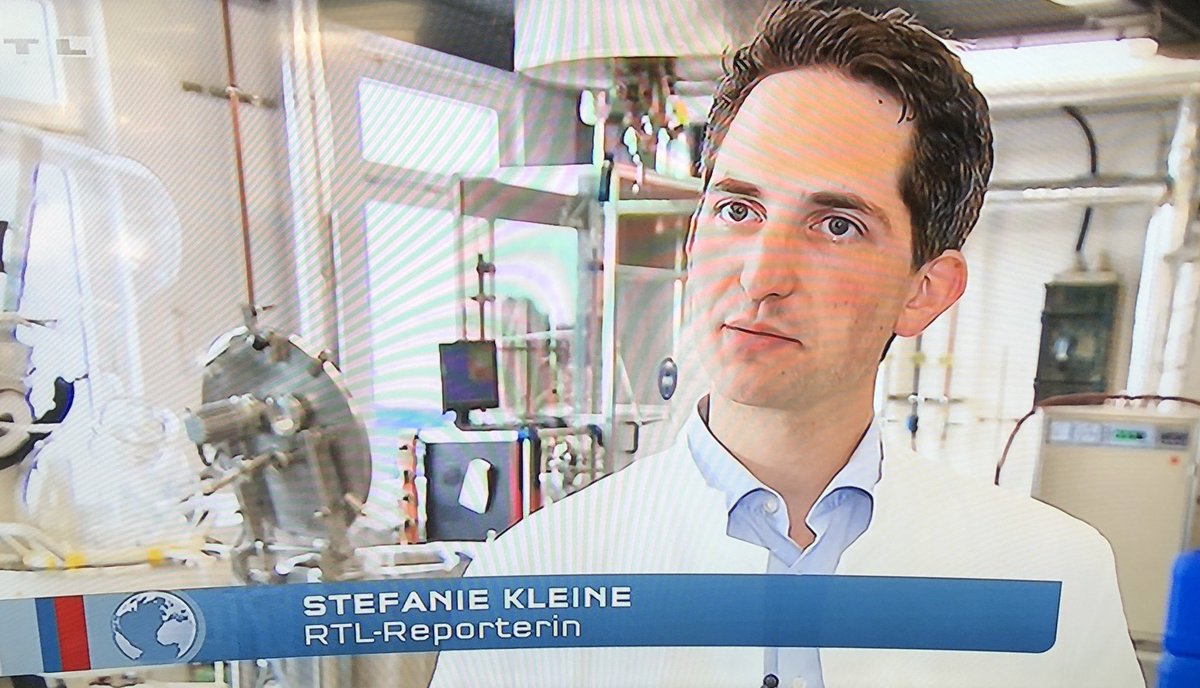RalfPetersen's tweet photo. @RTLde Bin irritiert... Tragen bei Euch alle Reporterinnen weiße Kittel? 🤔😁
Foto-Quelle: RTL https://t.co/kavAWnDCD1