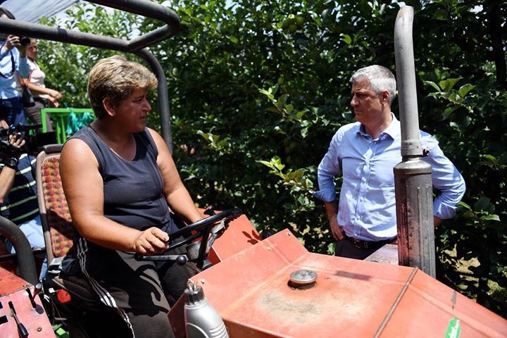 Sukses i bazuar në punë! I vizitova plantacionet e pemëve ku prodhohen lëngjet vendore <a href="/frutomaniaks/">Frutomania</a>. Këta ndërmarrës kosovarë kanë mbjellur 500.000 pemë, përpunojnë ato dhe tani eksportojnë prodhime në mbarë botën.