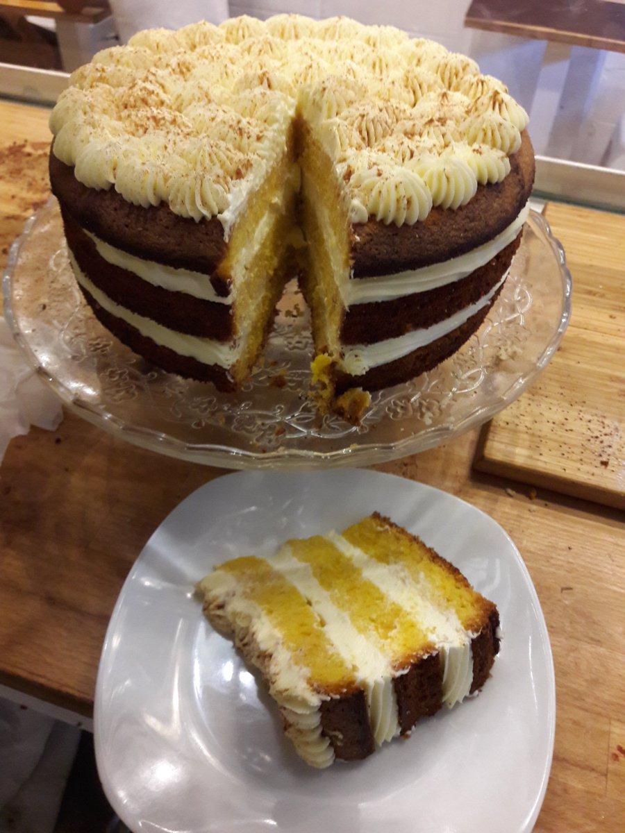SushinCake's tweet photo. I amb una trosset de felicitat absoluta comencem el cap de setmana!! / Y con una porción de felicidad absoluta empezamos el finde! / And with this piece of Carrot Cake we start the #weekend! 💃🎉

#SantCugat #CarrotCake #Friyay #FelizViernes #Viernes13 https://t.co/iyyG5Tx8Pd