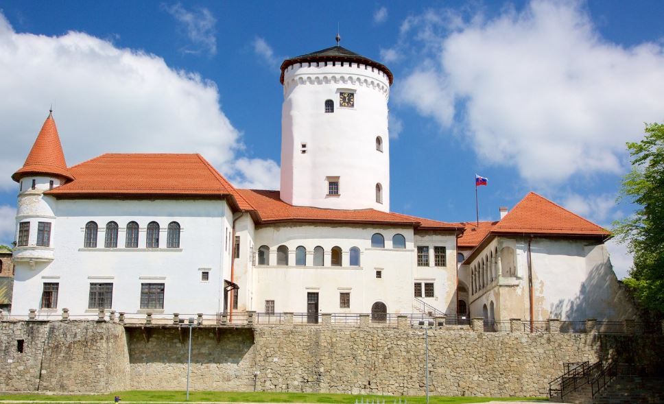 zilinskykraj's tweet photo. Nemáte plán na víkend? Tu je malý tip. Záujemcovia si budú môcť vyskúšať streľbu z luku, šerm, bojové formácie, remeslá, varenie dobových receptov a mnoho ďalších. Tešiť sa môžete na pestrý a pravidelný sprievodný program s prekvapením na záver večera https://t.co/3OwhnemyNu https://t.co/I0xkIJwQ1x