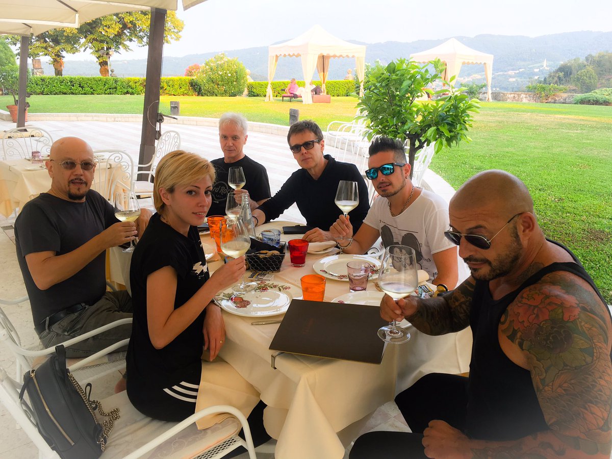 enricoruggeri's tweet photo. Prosecco, sorrisi, relax. Colli Euganei prima della performance @FestivalShow https://t.co/seSohVNLnV