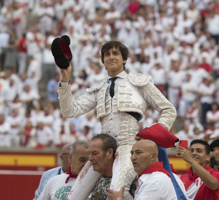 rafaelelpipo's tweet photo. SEÑORES SE PUEDE CUESTIONAR MUCHAS COSAS Y CADA PALADAR ES UN GUSTO Y TODOS SON Y SOIS RESPETABLES...

PERO ESTE CHAVAL(por edad),
VIENE PARA MANDAR EN EL TOREO...

DON ANDRÉS ROCA REY VIENE A LEVANTAR EL DEDO... https://t.co/reKoL8nv8t