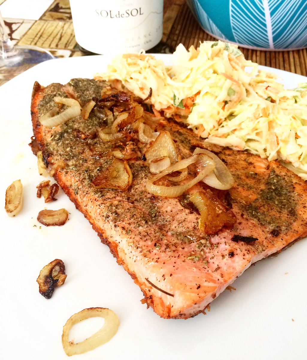brethauer's tweet photo. Trucha con semillas de cilantro, hierbas provenzales y chalotas y ajos caramelizados. Con #coleslaw y un vino a la altura: @vinaaquitania #soldesol #sauvignonblanc #traiguen Un maridaje sureño y suberbio https://t.co/hlycXOHTwe
