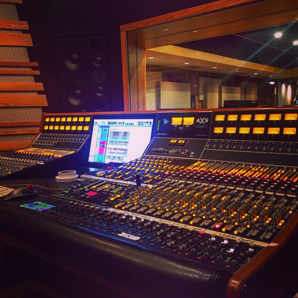 Digilandsrl's tweet image. Un anno dopo l'installazione della console API AXS agli studi @StrngWthr di Brooklyn, il produttore Daniel Schlett dichiara: "Amiamo la sezione Bus Matrix automatizzata, i comp API 2500 integrati, il numero di AUX disponibili ed il suono e l'affidabilità firmata @ThisIsAPIaudio !