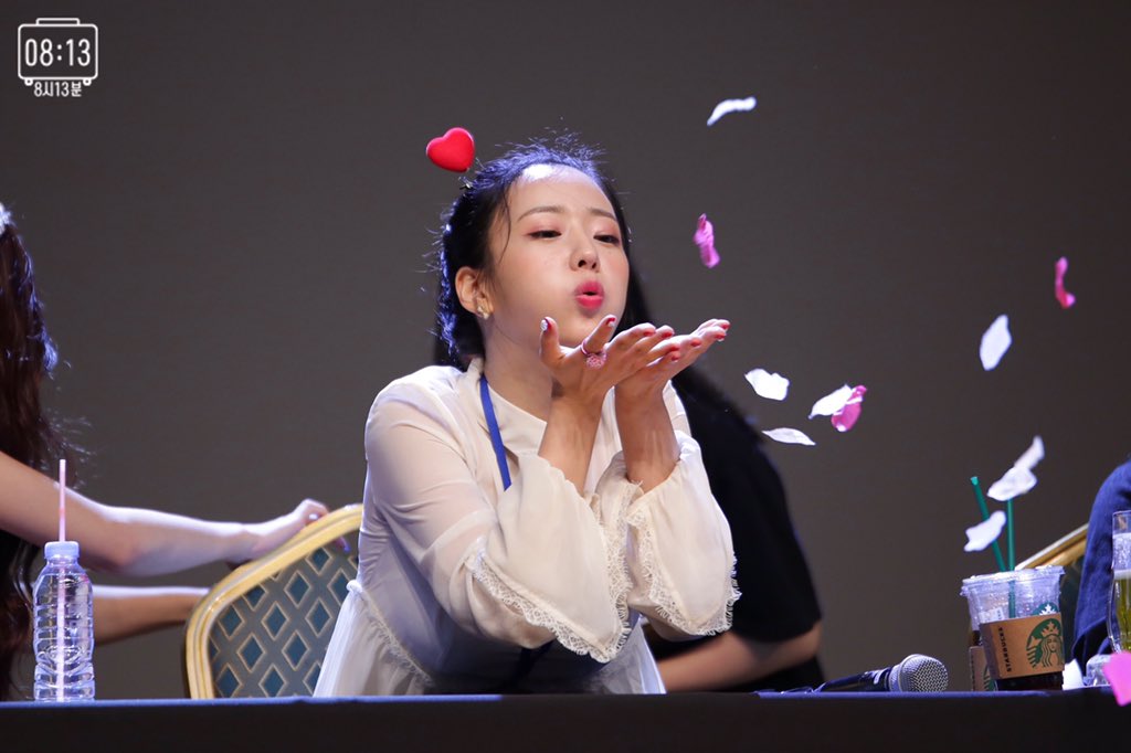 awaskeepincute's tweet photo. 180713 Bomi at Noryangjin Fansign || by 8시13분 #에이핑크 #보미 #윤보미 #Apink #에이핑크_1도없어 #ImSoSick3rdWin https://t.co/3kIEjPjSYv