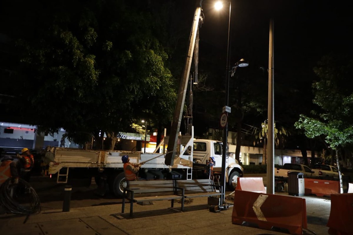 AlcaldiaMHmx's tweet photo. Siguen los trabajos de @CFEmx para retirar los postes de Masaryk, en un lapso de dos meses la avenida estará libre de éstos. https://t.co/TVfbYeleQv