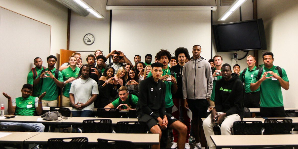 kmatthews's tweet photo. Great morning of advice and inspiration with @TheDeanBruce. #DucksGoPro #CIS199 https://t.co/GSakLQtnum
