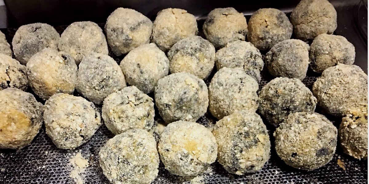 el_trampantojo's tweet photo. Preparando el finde con esta nueva bechamel de chipirón para nuestras croquetas caseras. 👌🏽 Perfectas para acompañar tus cañas del viernes 🍻 o para cuando tú quieras. Cualquier excusa es buena para disfrutar de su sabor 😋 https://t.co/ihvMS2wbXL